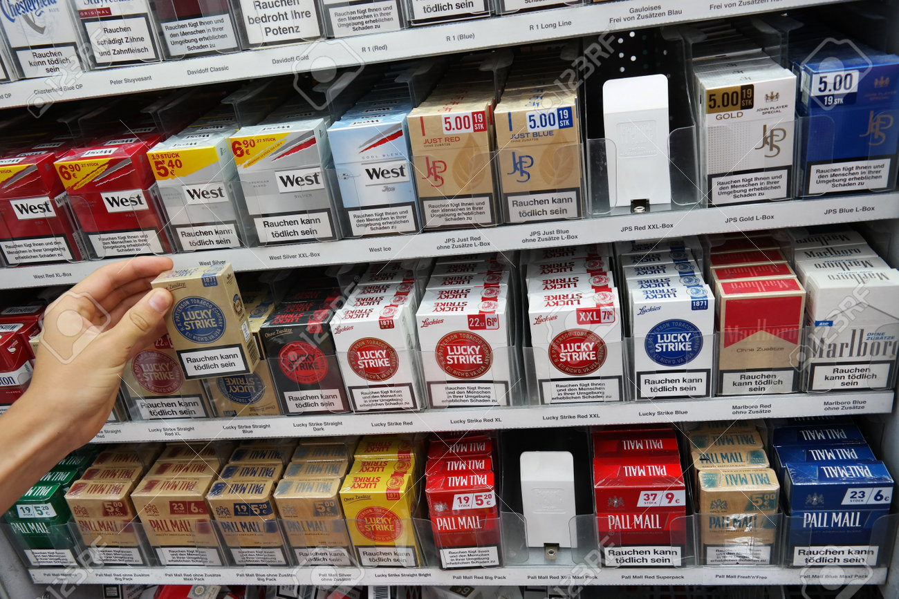 パペンブルク ドイツ 15 年 8 月 タバコ パッケージ警告 禁煙は Kaufland 総合スーパー シガレット カウンターで致命的です の写真素材 画像素材 Image