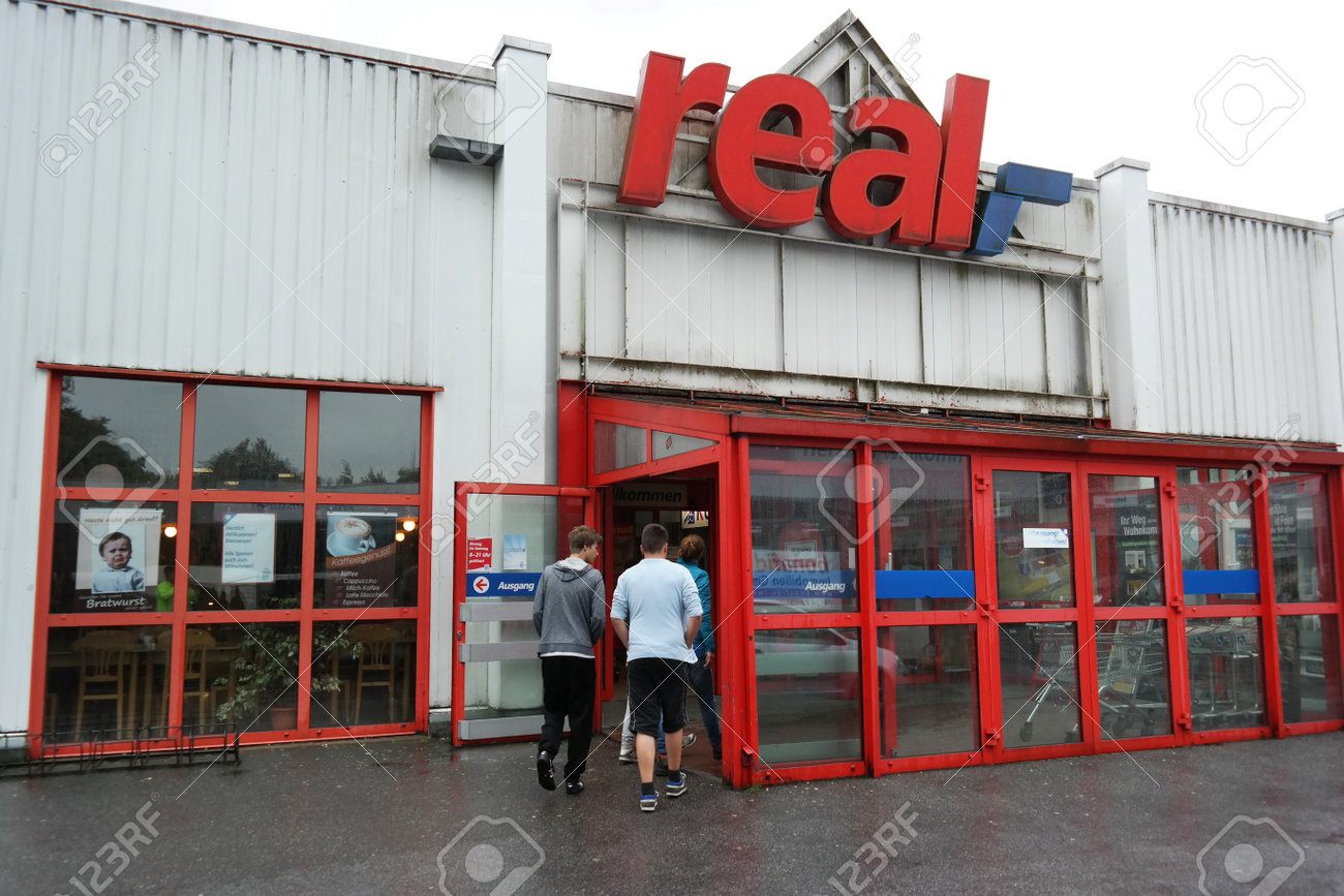 Monschau Alemania Julio El Ano 2015 Entrada De Un Real Hypermarket Real Es Una Cadena De Hipermercados Europea Miembro Del Comercio Aleman Y El Gigante Minorista Metro Ag Fotos Retratos