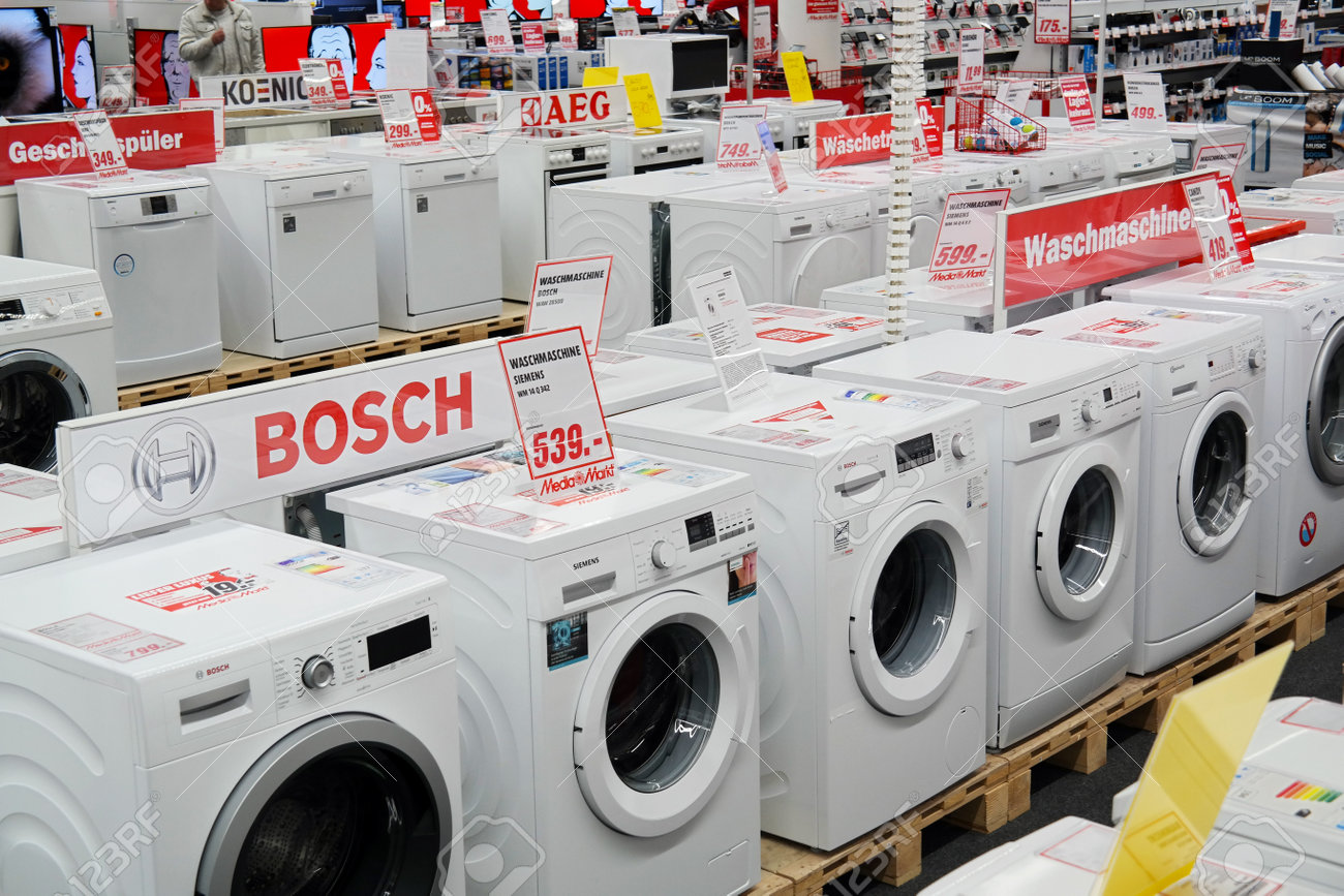 MEPPEN, 독일 -2 월 2015 : 지점의 미디어 Markt, 지점에서 수많은 소비자 전자 제품을 판매하는 상점의 독일어 체인  유럽 및 아시아 전역. 유럽 ​​최대의 소비자 가전 소매 업체입니다. 로열티 무료 사진, 그림,