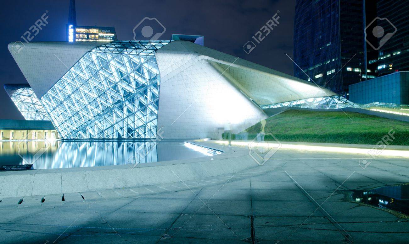 広州 中国 11 05 広州 中国の 11 年 11 月 5 日に広州オペラ ハウスの夜の風景です ザハ ハディドの建築家によって設計し 広州の 7 つの新しいランドマークの一つとなっています の写真素材 画像素材 Image