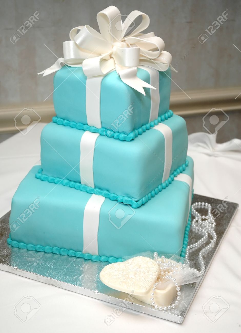 Gateau D Anniversaire Formelle Sur La Table Avec Le Collier Et Le Coeur En Forme De Boite Banque D Images Et Photos Libres De Droits Image Gateau D Anniversaire Formelle Sur La Table Avec Le Collier Et Le Coeur En Forme De Boite Banque D Images Et Photos Libres De Droits Image
