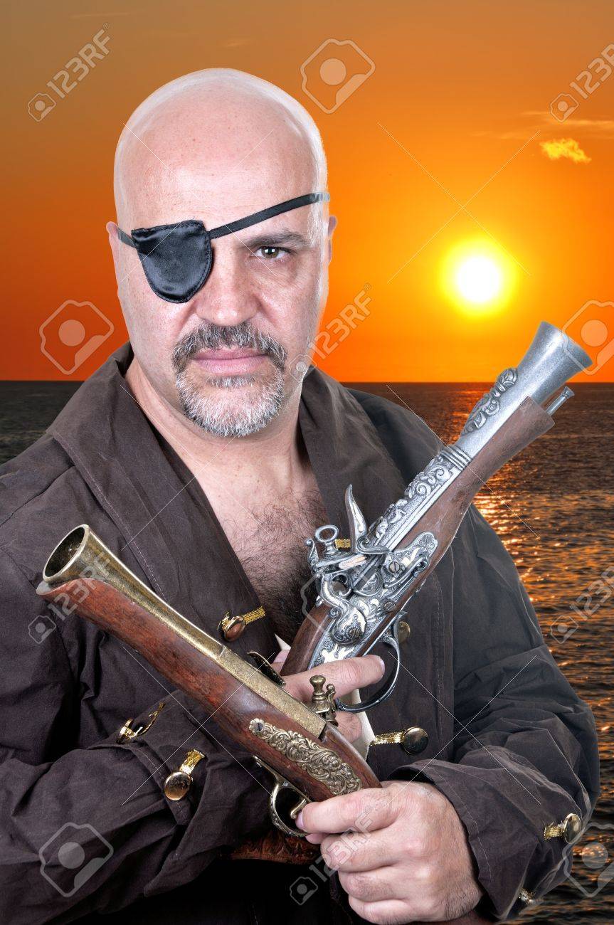 夕日を背景にマスケット銃でひどいひげを生やした海賊 の写真素材 画像素材 Image 夕日を背景にマスケット銃でひどいひげを生やした海賊 の写真素材 画像素材 Image