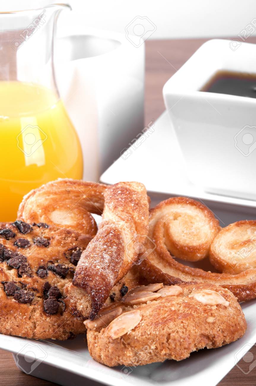 紅茶 オレンジ ジュースの選択と集中のカップとペストリー の写真素材 画像素材 Image 19801261