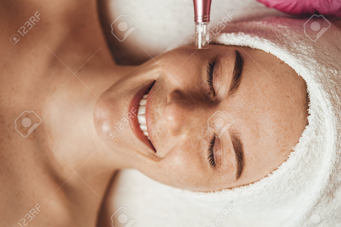 Piegowata twarz kobiety otrzymującej zastrzyk mezoterapii piórem derma na twarzy w celu odmłodzenia w salonie spa. piękna kobieta pielęgnacja skóry twarzy. opieka zdrowotna, zabiegi kosmetyczne. profesjonalny salon kosmetyczny. - 191342545 Piegowata twarz kobiety otrzymującej zastrzyk mezoterapii piórem derma na twarzy w celu odmłodzenia w salonie spa. piękna kobieta pielęgnacja skóry twarzy. opieka zdrowotna, zabiegi kosmetyczne. profesjonalny salon kosmetyczny. - 191342545