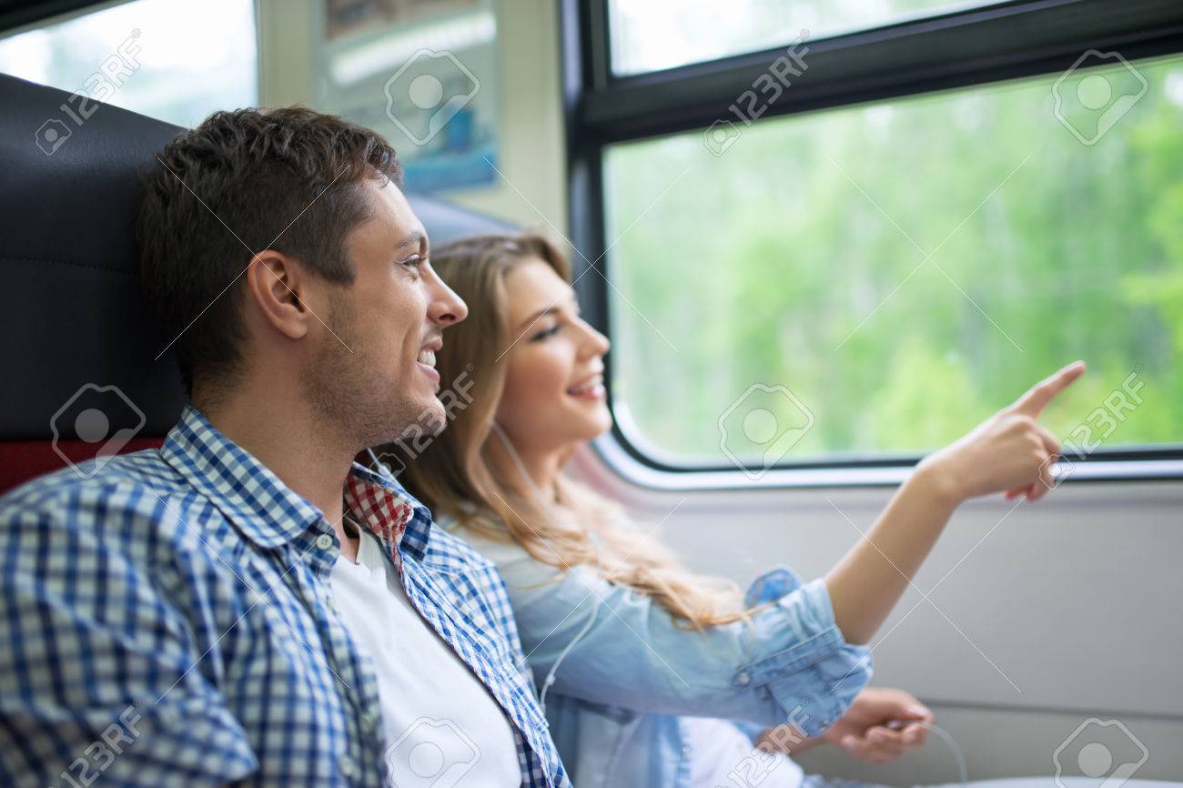 電車の中の若いカップル ロイヤリティーフリーフォト、ピクチャー、画像