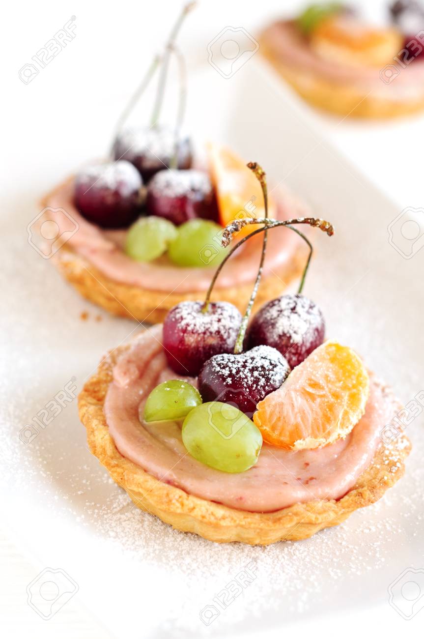 白い木製のテーブルの上に桜とミニ フルーツタルト の写真素材 画像素材 Image