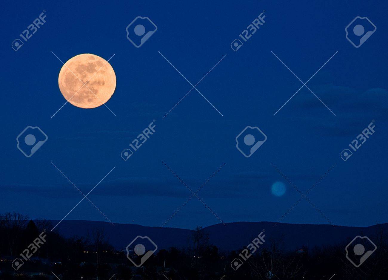 Debut De Soiree La Plus Grande Pleine Lune De L Annee Se Levant