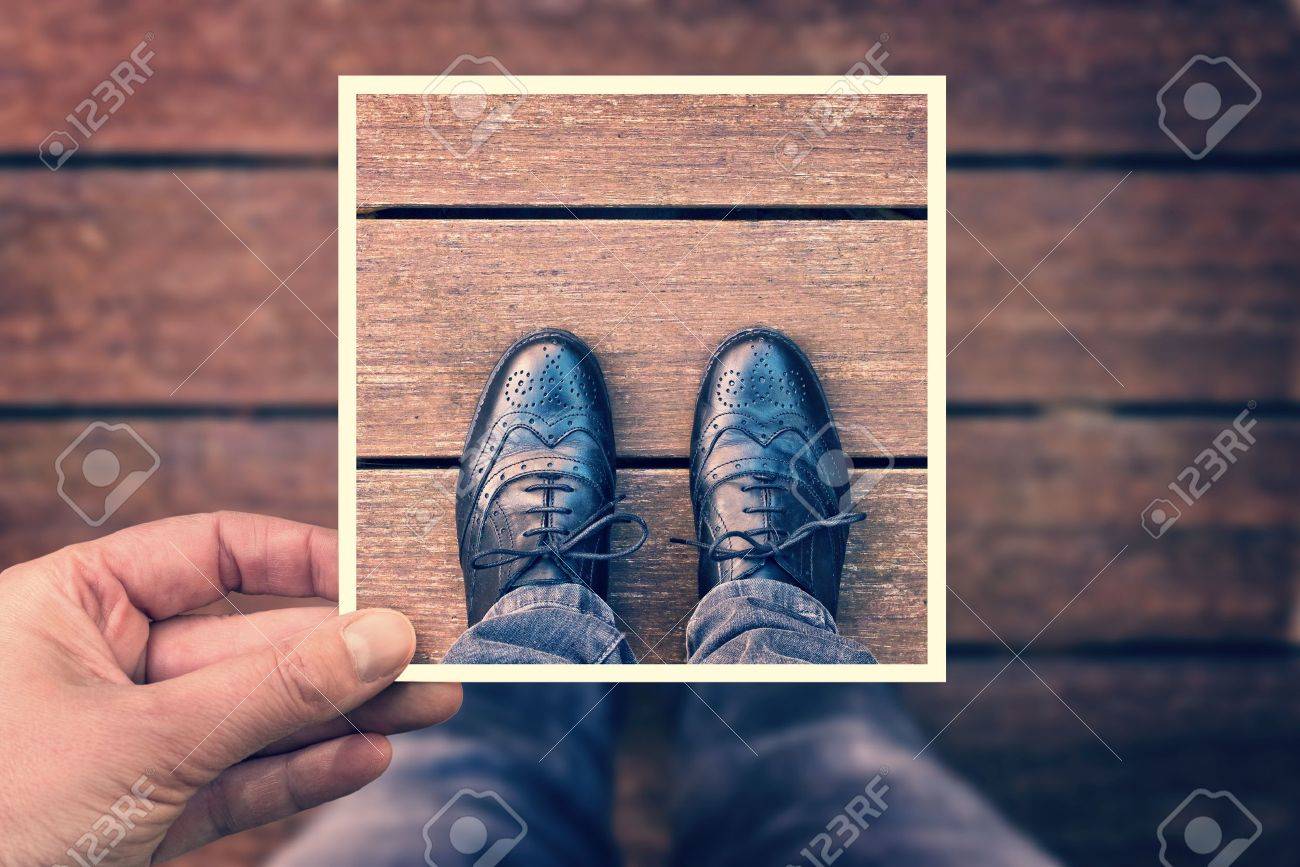 足と手インスタント フォト フレーム ビンテージ プロセスを上から見たダービーの黒い靴と足の Selfie の写真素材 画像素材 Image