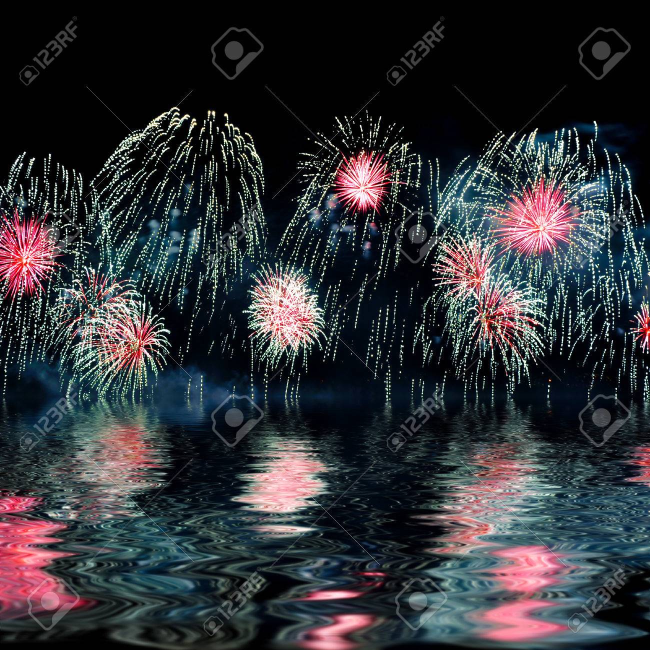 緑の花火や水面の反射効果 の写真素材 画像素材 Image