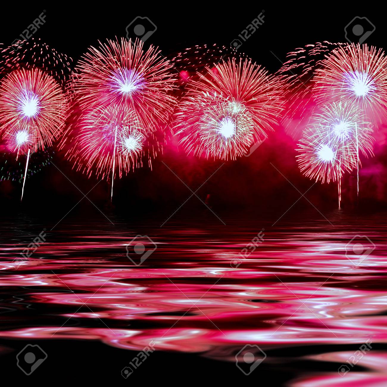 ピンクの花火と水面の反射効果 の写真素材 画像素材 Image 3221