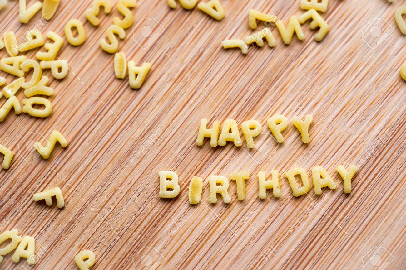 Pates Alphabet Formant Le Texte Joyeux Anniversaire Fond En Bois Banque D Images Et Photos Libres De Droits Image