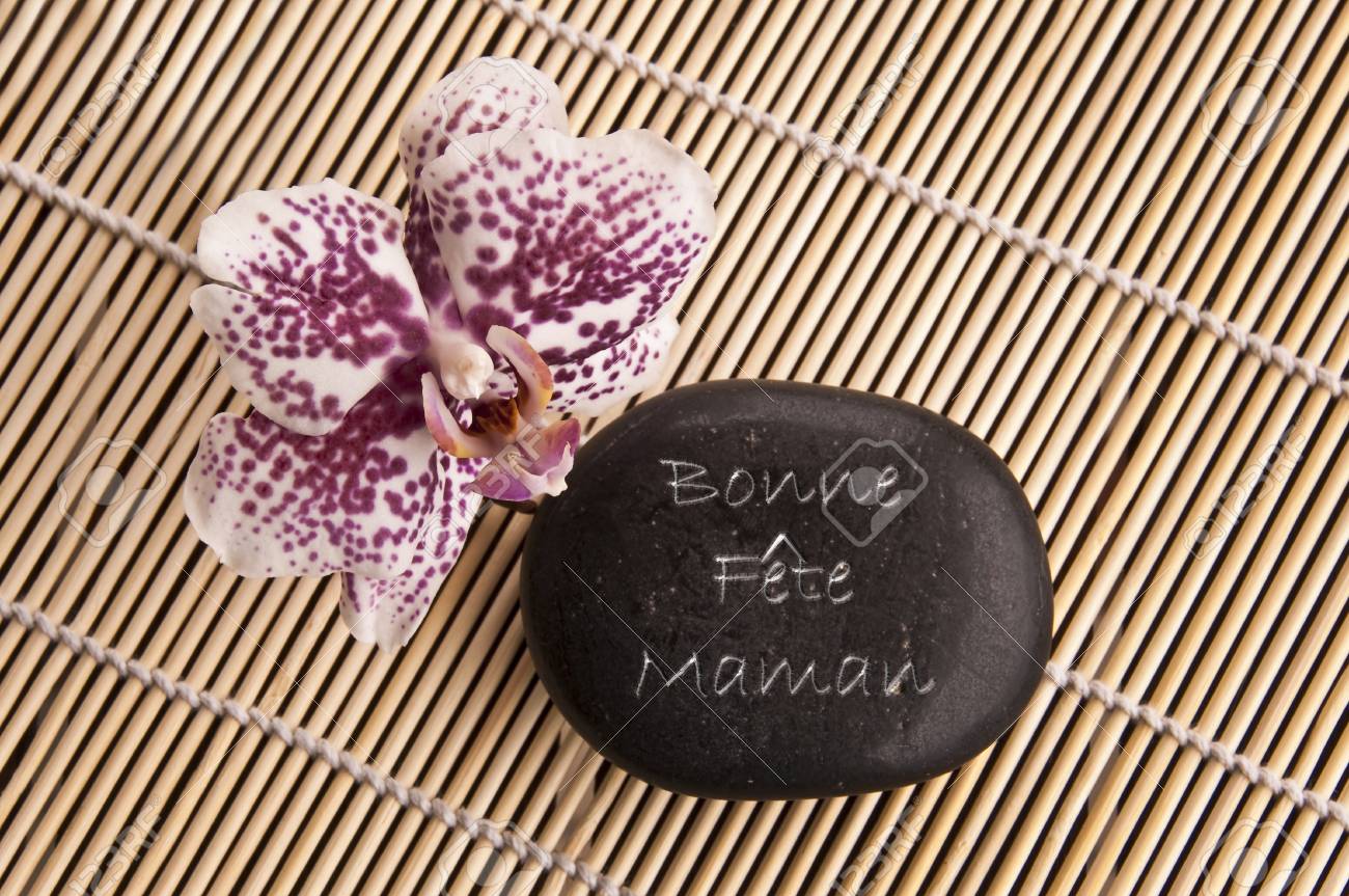 Bonne Fete Des Meres Ecrit En Francais Sur Un Cailloux Noirs Avec Une Fleur D Orchidee Banque D Images Et Photos Libres De Droits Image