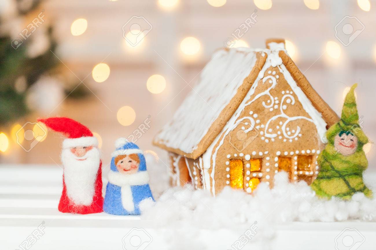 フェルトで手作りジンジャーブレッド家サンタ クロースは 雪の乙女とクリスマス ツリー の写真素材 画像素材 Image