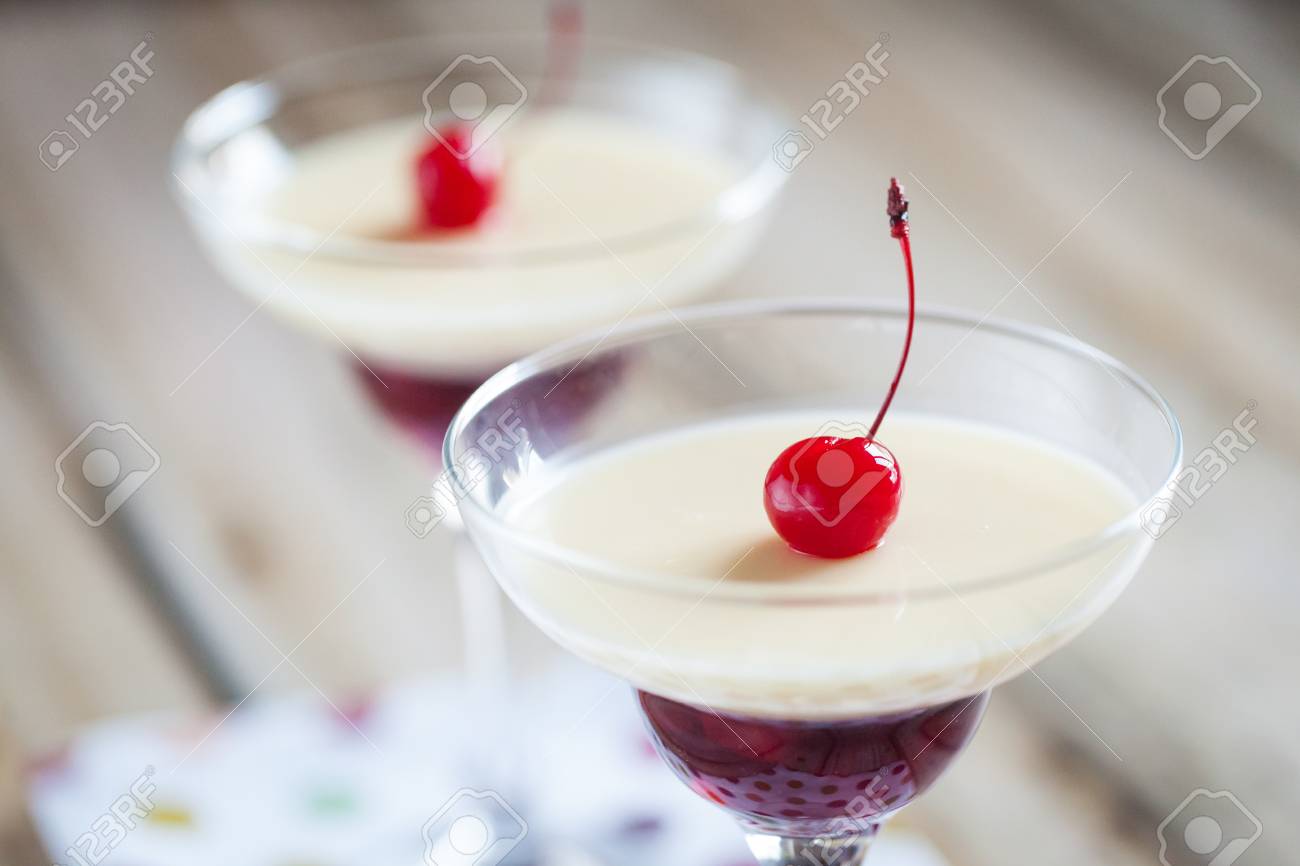 Italienne Cotta Dessert Panna Avec De La Gelee De Cerise Et De Marasquin Cerise Sur Le Gateau Servi Dans Un Bol En Verre Banque D Images Et Photos Libres De Droits Image Italienne Cotta Dessert Panna Avec De La Gelee De Cerise Et De Marasquin Cerise Sur Le Gateau Servi Dans Un Bol En Verre Banque D Images Et Photos Libres De Droits Image