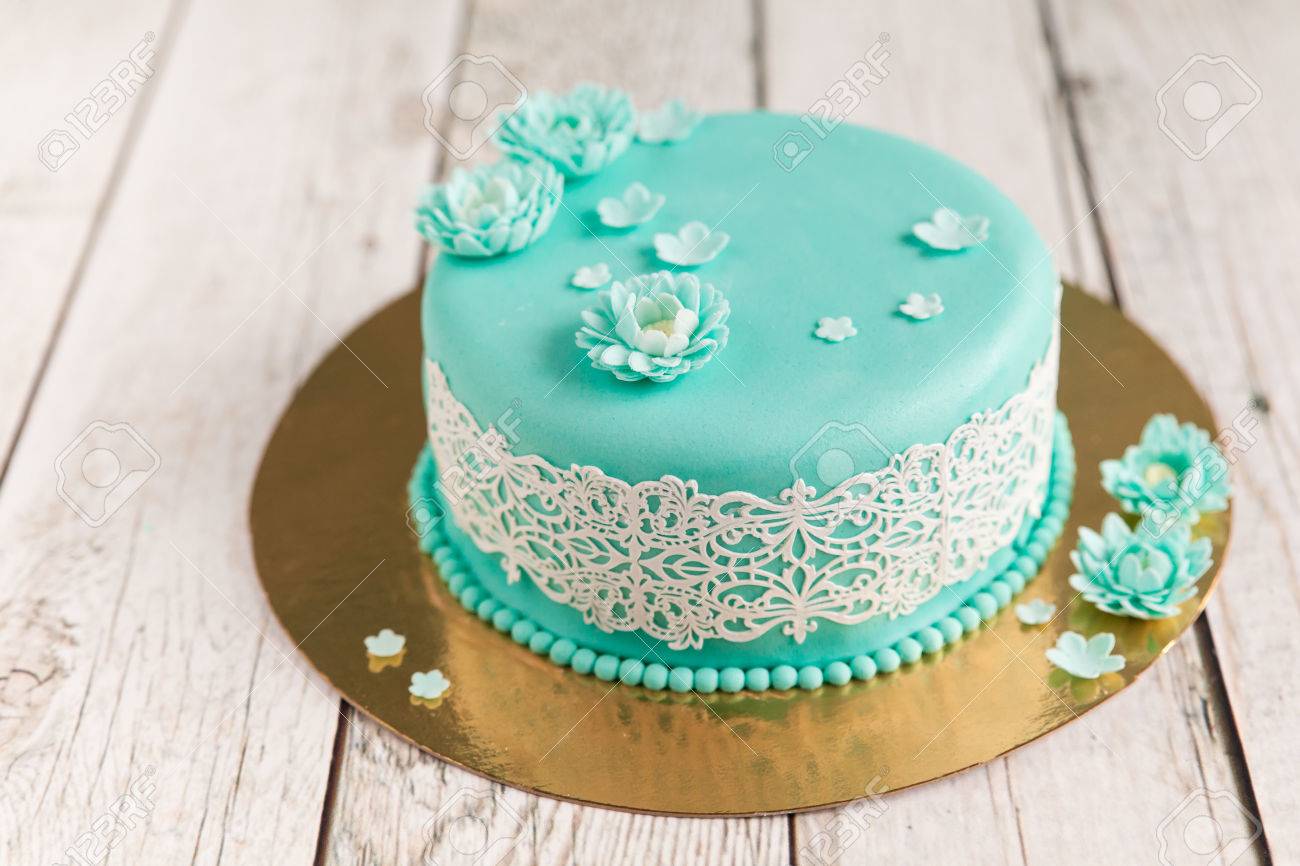 Gateau De Mariage Elegant Avec Mastic Turquoise Et Glacage En Dentelle Blanche Decore De Fleurs De Mastic Sur Fond De Bois Banque D Images Et Photos Libres De Droits Image