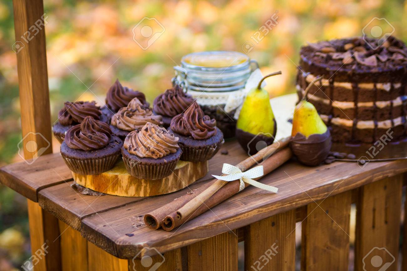 Barre De Chocolat Se Tenir Avec Des Bonbons Choco Gateau Et Autres Friandises Dans Le Parc D Automne Banque D Images Et Photos Libres De Droits Image
