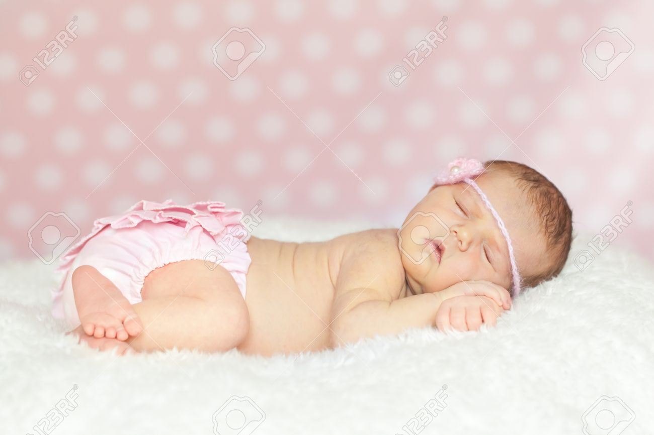 Nouveau Ne Fille De Bebe Dans Une Rose Culotte En Dentelle Et Tricot Couchage Bandeau Sur Une Douce Fourrure Blanche Banque D Images Et Photos Libres De Droits Image