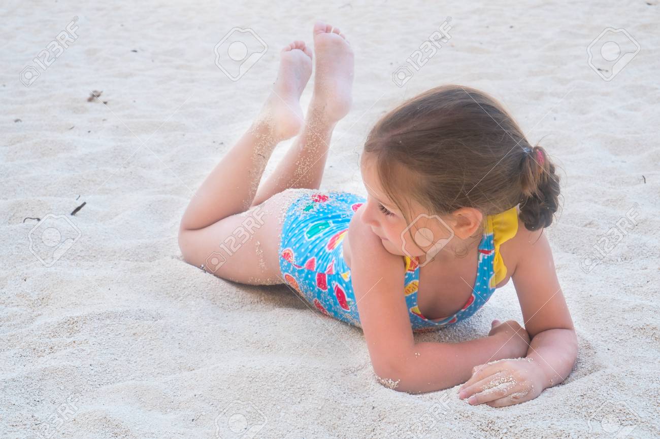 かわいい女の子が砂の上を再生します ザキントス ギリシャ の写真素材 画像素材 Image