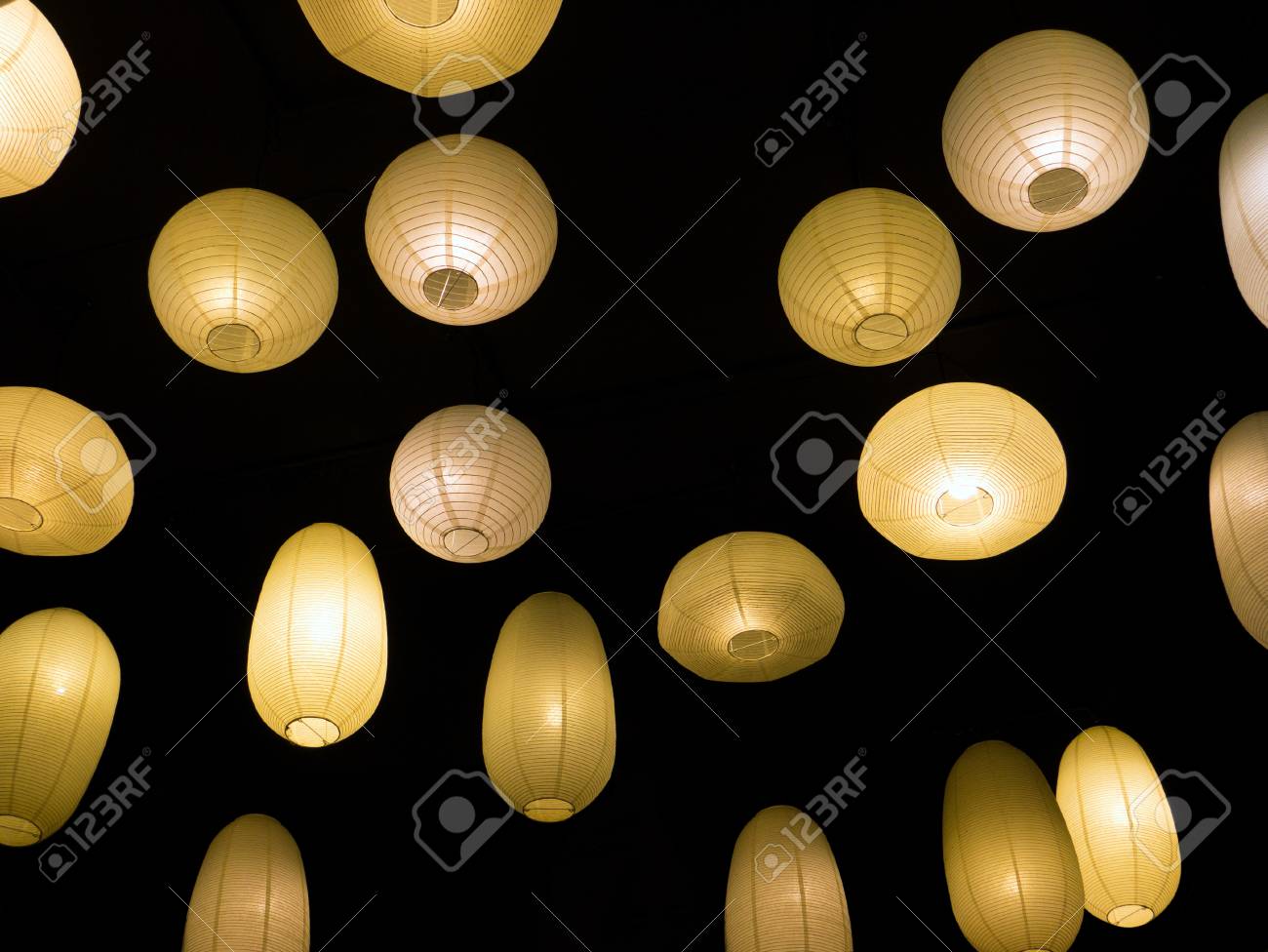 Lámparas De De Globos De Colores Cálidos Aislados Sobre Fondo Fotos, Retratos, Imágenes Y Fotografía De Archivo Libres De Derecho. 64076691.