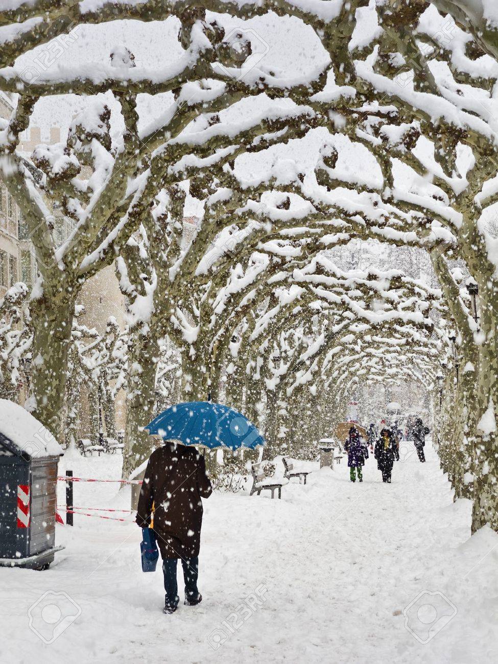 雪の中を歩く人 パセオ デル Espolon ブルゴス スペイン の写真素材 画像素材 Image 雪の中を歩く人 パセオ デル Espolon ブルゴス スペイン の写真素材 画像素材 Image