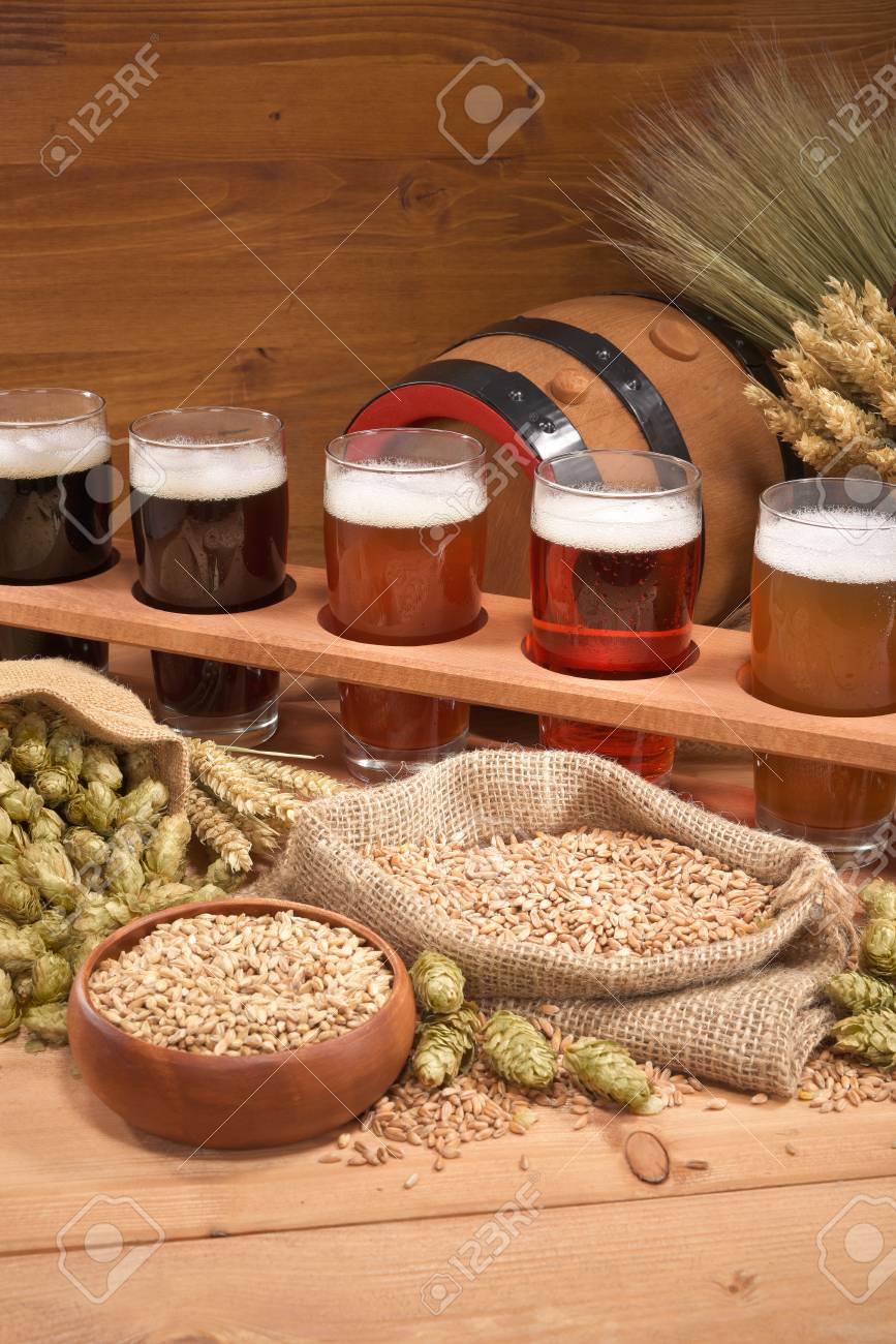 多くの種類のビール ホップ 小麦 穀物 大麦 麦芽 ビール箱 の写真素材 画像素材 Image