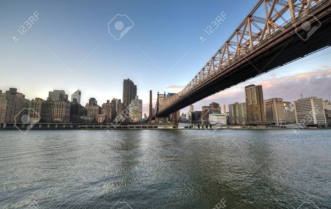 ロングアイランドのクイーンズ ニューヨーク市マンハッタンに接続するルーズベルト島から の写真素材 画像素材 Image ロングアイランドのクイーンズ ニューヨーク市マンハッタンに接続するルーズベルト島から の写真素材 画像素材 Image