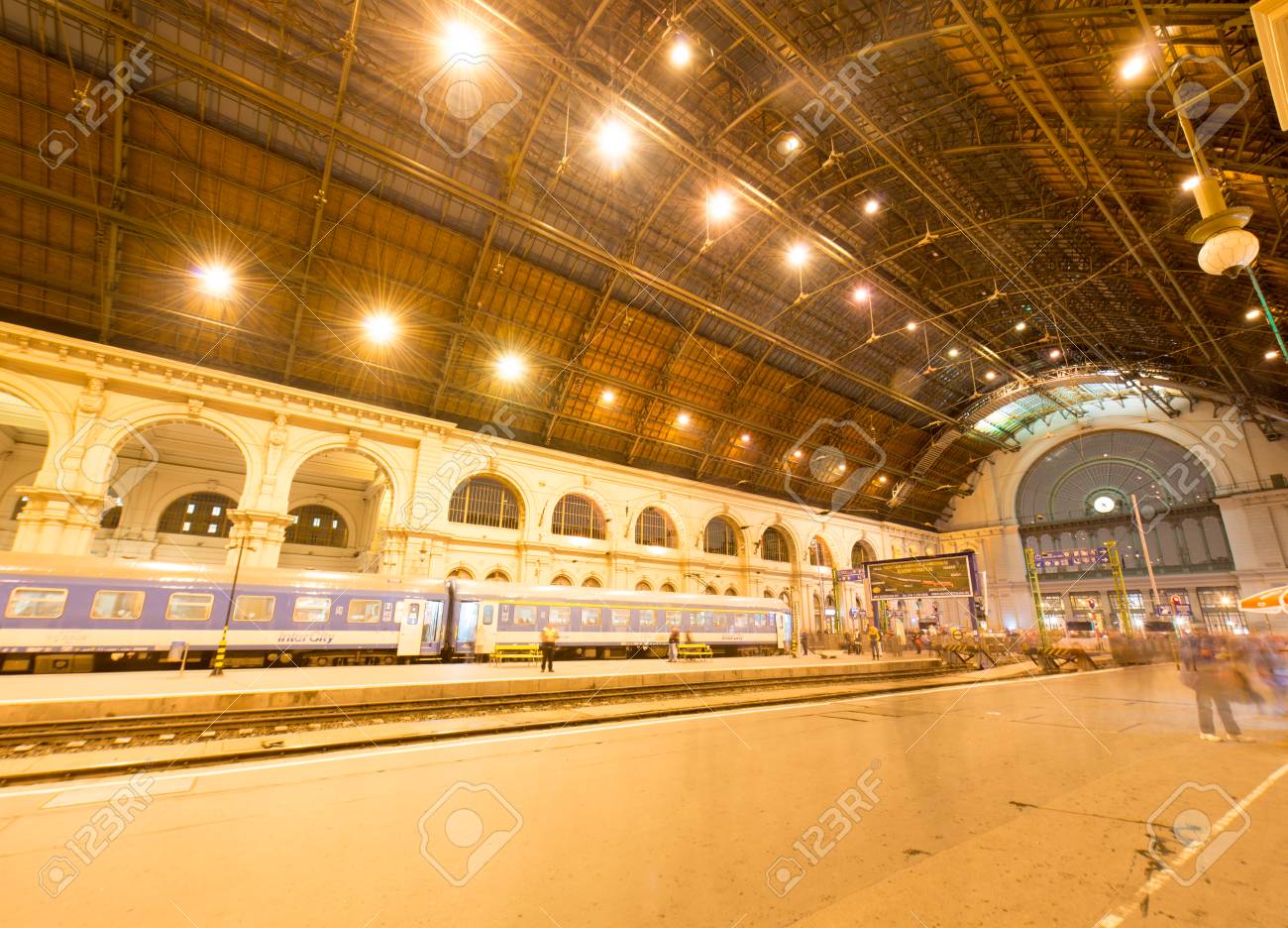 ブダペスト ブダペスト東駅 ハンガリー 東ヨーロッパで列車が の写真素材 画像素材 Image