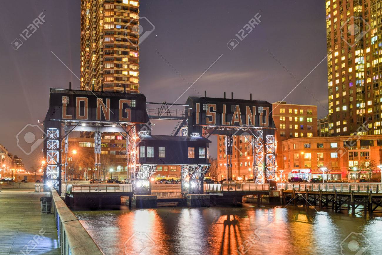 ガントリープラザ州立公園 クイーンズ区 ニューヨーク市近郊の長い島の桟橋 の写真素材 画像素材 Image ガントリープラザ州立公園 クイーンズ区 ニューヨーク市近郊の長い島の桟橋 の写真素材 画像素材 Image