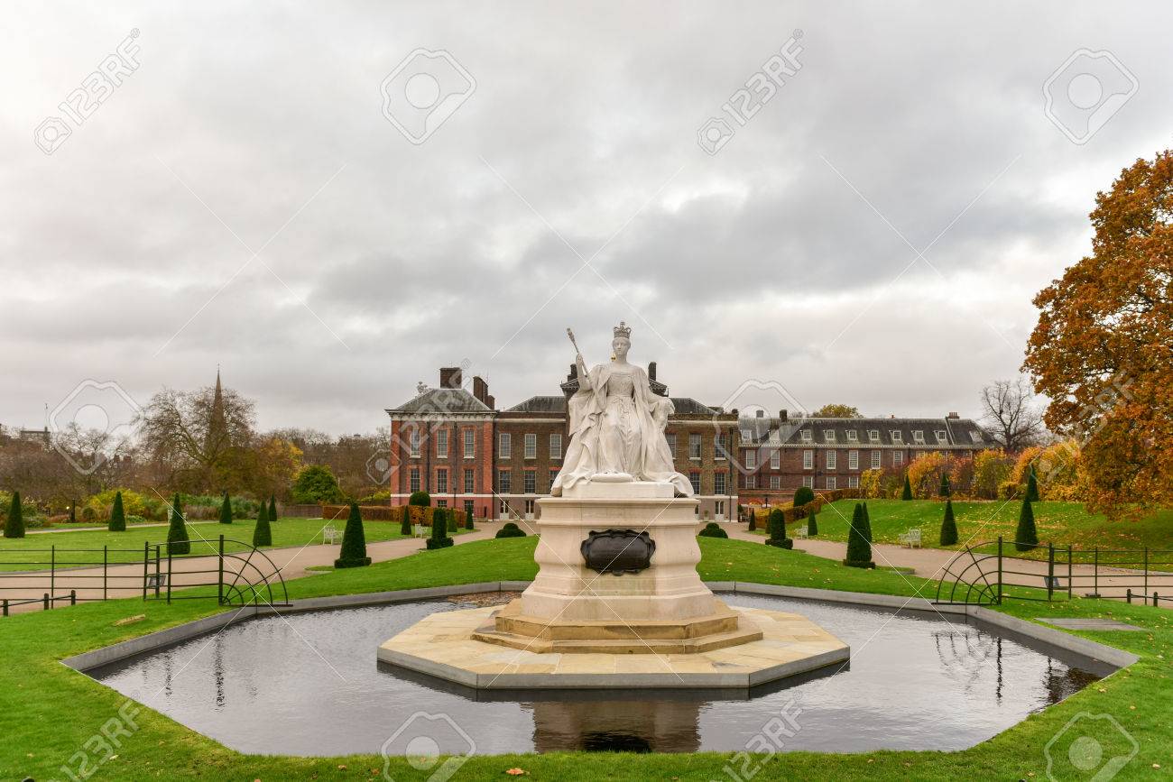 クイーン ヴィクトリア像ハイドパーク ロンドン イギリス ケンジントン宮殿周辺 の写真素材 画像素材 Image