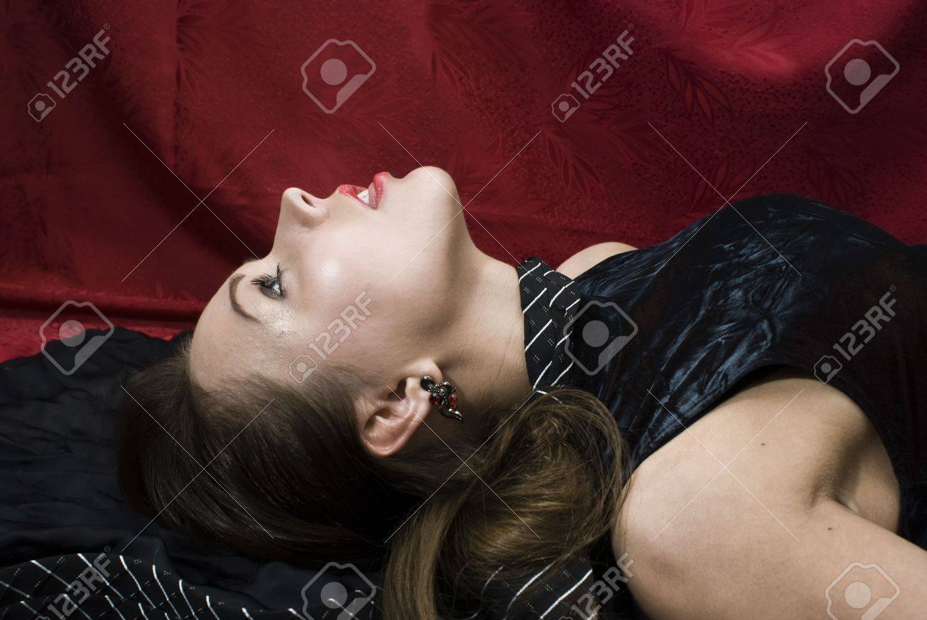 犯罪シーン: 首を絞めの若い女性。スタジオ ショットします。の写真素材・画像素材 Image 6275712