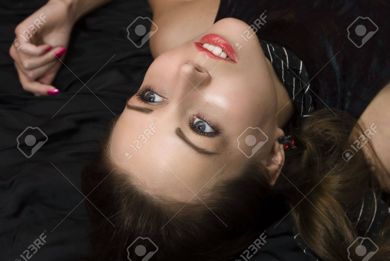 犯罪シーン: 首を絞めの若い女性。スタジオ ショットします。の写真素材・画像素材 Image 6275694