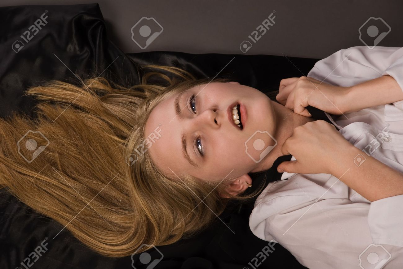 犯罪シーン。首を絞め女の子、床に横たわっての写真素材・画像素材 Image 9058333