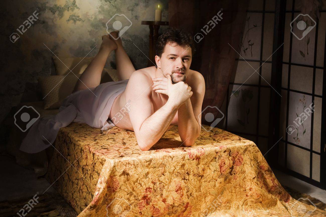Hombre Desnudo Acostado En Un Sofá En El Dormitorio Fotos, retratos,  imágenes y fotografía de archivo libres de derecho. Image 9137776