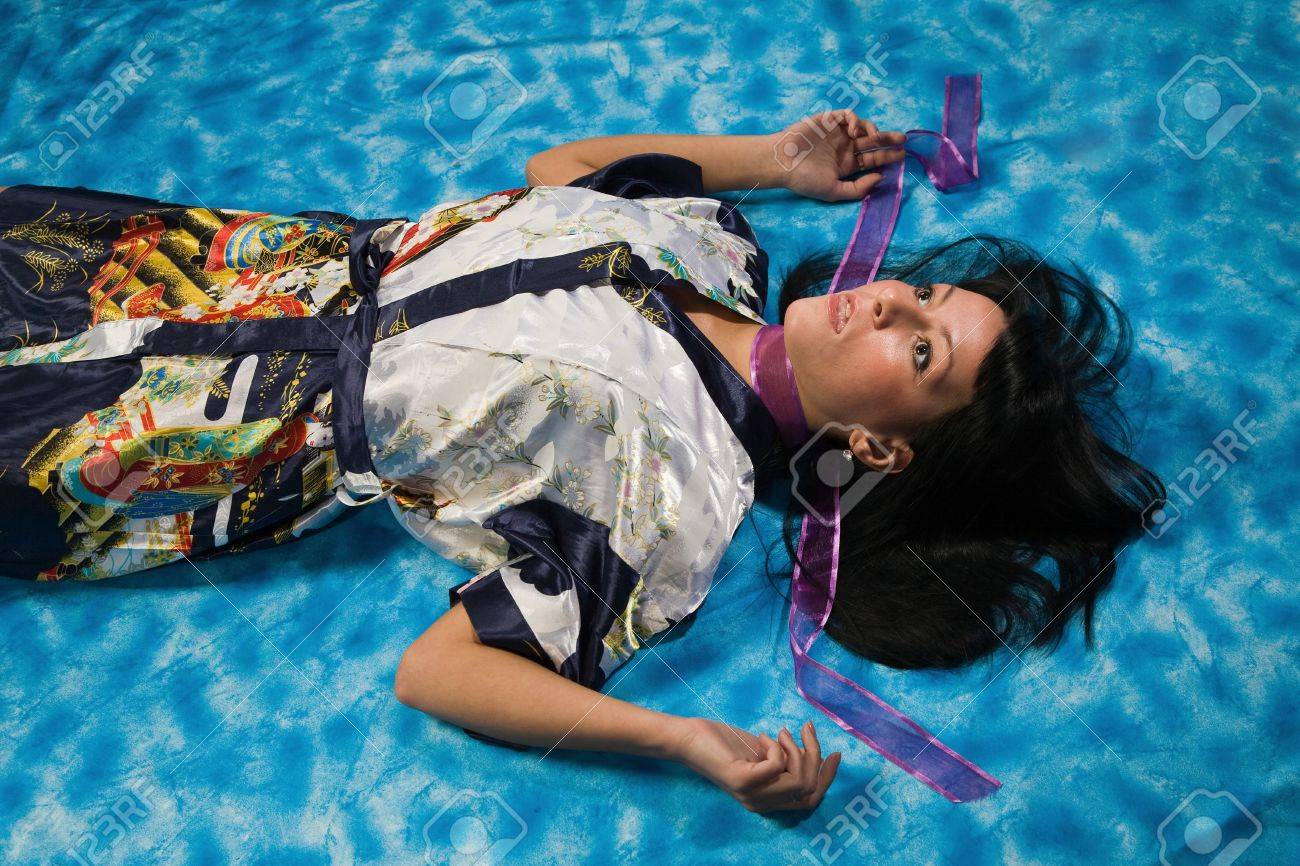 犯罪シーン： 床に横たわって若いの首を絞め女性の写真素材・画像素材 Image 9201935