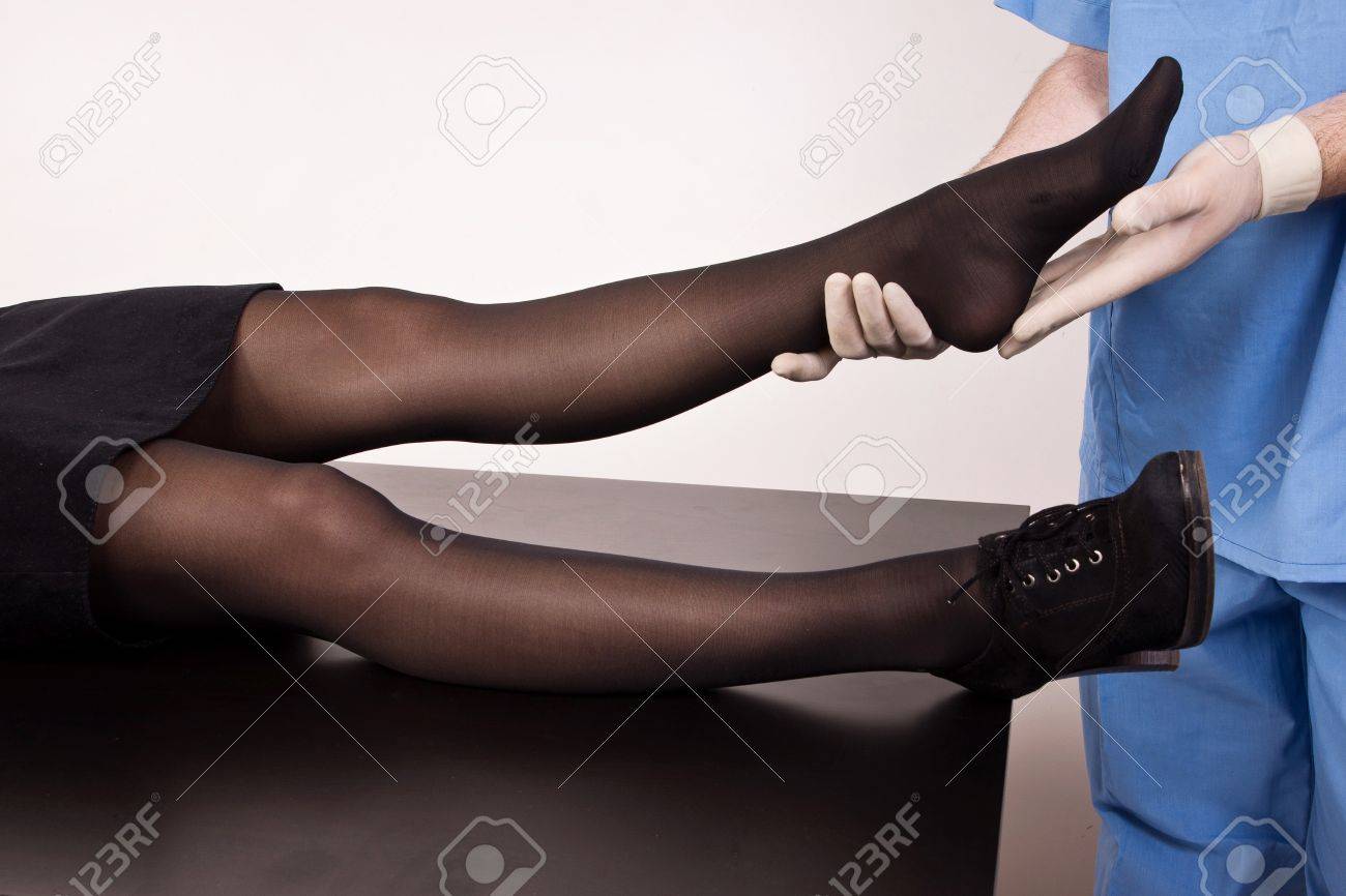 検死官は犯罪被害者 模倣 の体を検査します の写真素材 画像素材 Image 1261