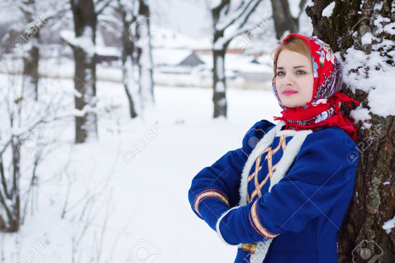 冬の風景に対する伝統的な服でロシア語の美しさの女性 の写真素材 画像素材 Image