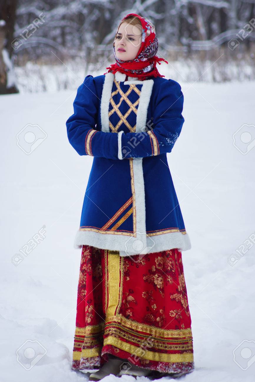 冬の風景に対する伝統的な服でロシア語の美しさの女性 の写真素材 画像素材 Image