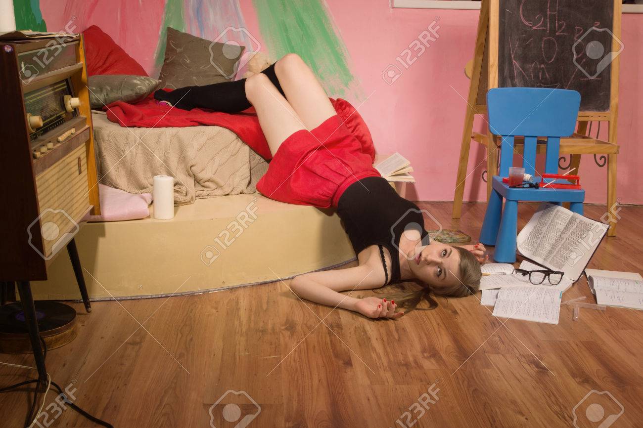 犯罪シーンのシミュレーション 死んだカレッジ ガールのボディ の写真素材 画像素材 Image 39545724