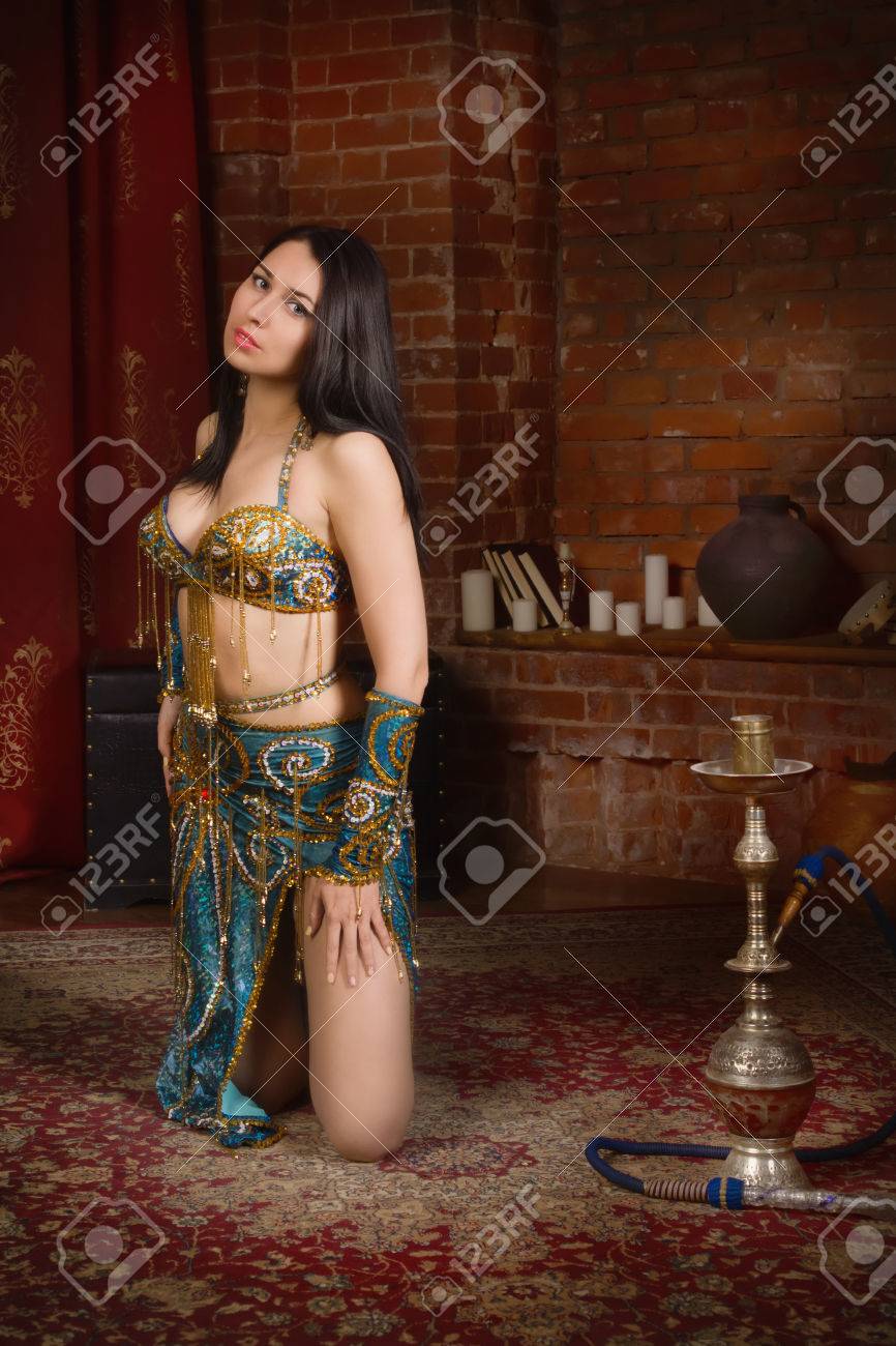 美しい伝統的な女性ダンサー オリエンタル ダンサー女性 ベリーダンス の写真素材 画像素材 Image