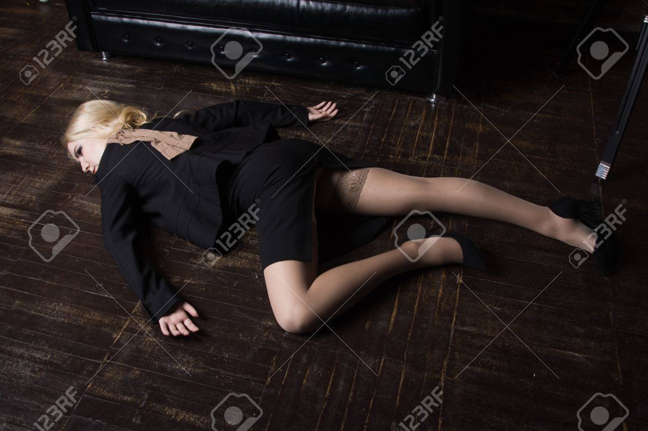 犯行現場 模倣 黒のスーツを着て首を絞めビジネス女性オフィス の写真素材 画像素材 Image 犯行現場 模倣 黒のスーツを着て首を絞めビジネス女性オフィス の写真素材 画像素材 Image