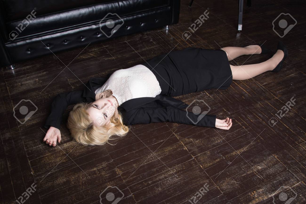 犯行現場 模倣 黒のスーツを着て首を絞めビジネス女性オフィス の写真素材 画像素材 Image 犯行現場 模倣 黒のスーツを着て首を絞めビジネス女性オフィス の写真素材 画像素材 Image