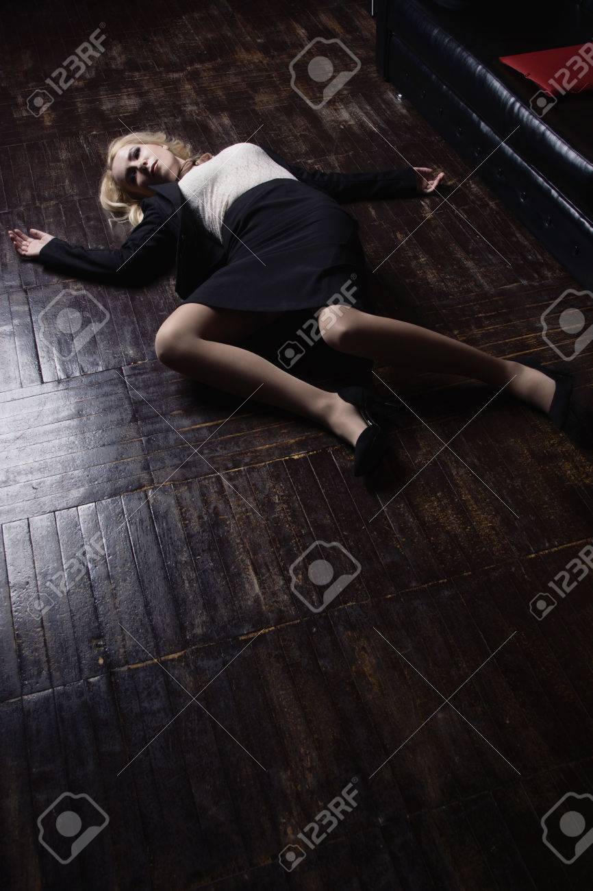犯行現場 模倣 黒のスーツを着て首を絞めビジネス女性オフィス の写真素材 画像素材 Image 犯行現場 模倣 黒のスーツを着て首を絞めビジネス女性オフィス の写真素材 画像素材 Image
