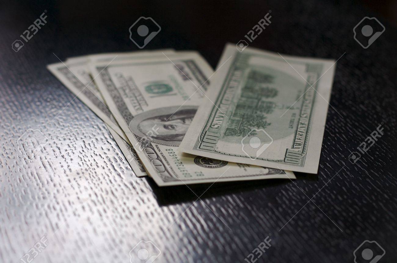 木のテーブルで 500 ドルの写真素材・画像素材 Image 2878855