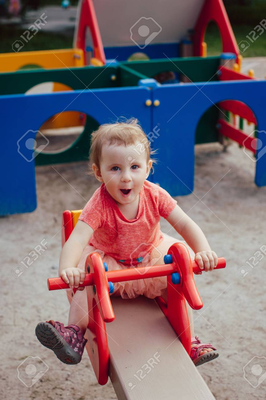 Mignon Petite Fille Sur Une Balancoire A Bascule A L Aire De Jeux Banque D Images Et Photos Libres De Droits Image