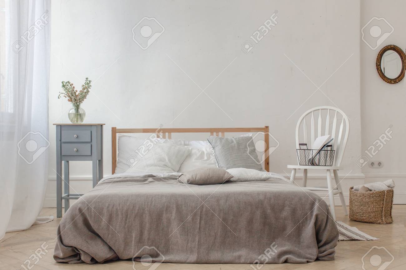 白とグレーの居心地の良いベッドルームのインテリア の写真素材 画像素材 Image