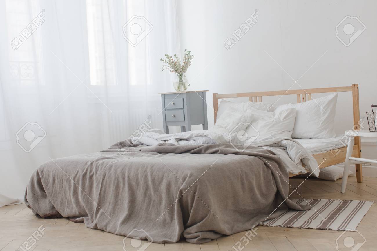 白とグレーの居心地の良いベッドルームのインテリア の写真素材 画像素材 Image