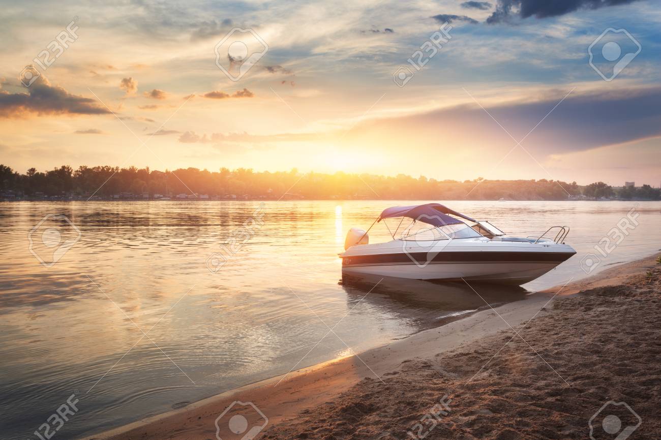 Coucher De Soleil Coloré Avec Bateau Ou La Rive Du Fleuve Paysage Dété Avec Bateau De Plaisance Rivière Ciel Lumineux Avec Des Nuages Et La