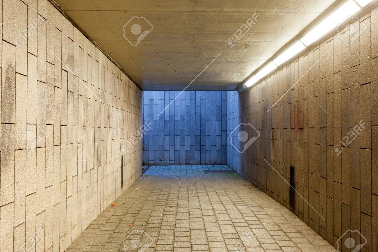 onder the train is there an Subway underpass - 31641188 onder the train is there an Subway underpass - 31641188
