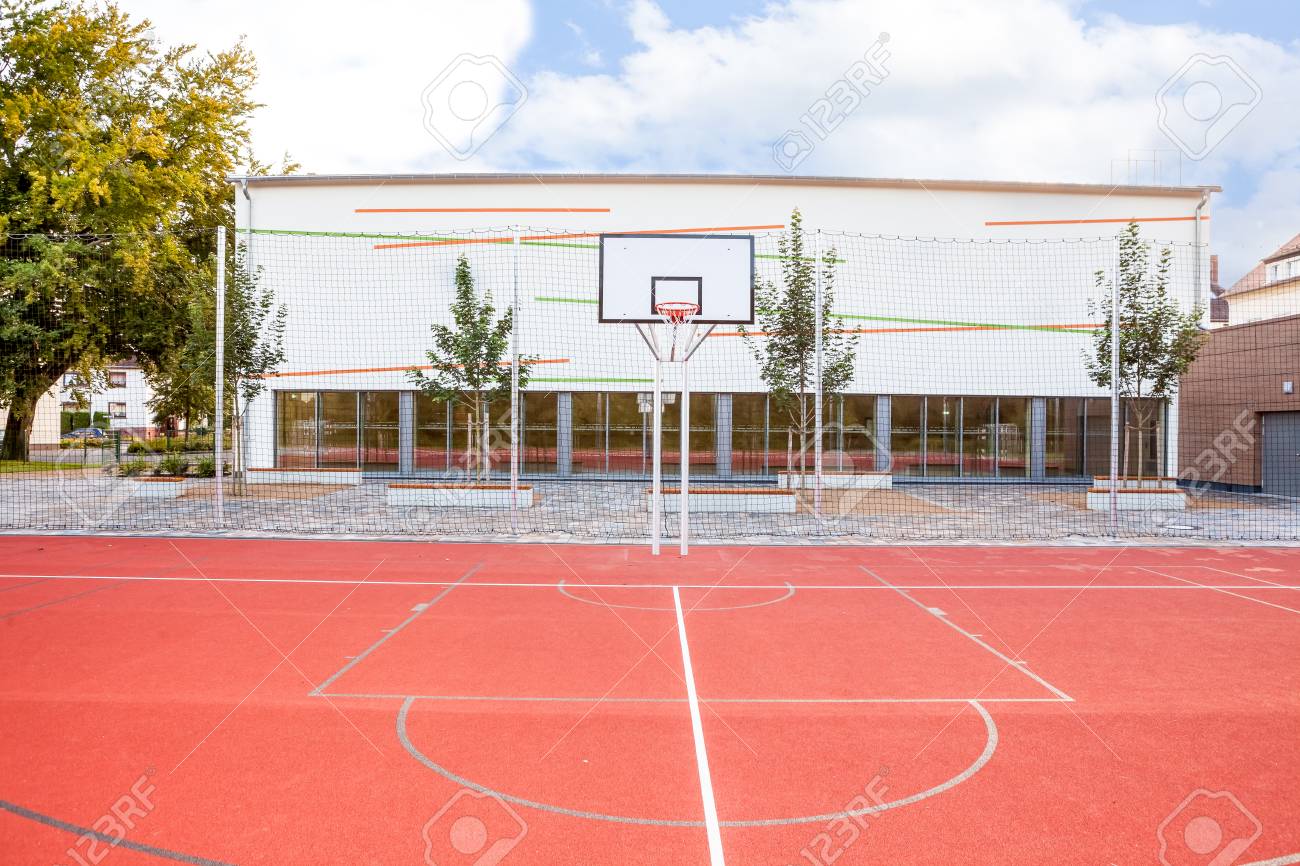 Al di fuori del parco cè un campo da basket foto royalty free ... Campo da basket