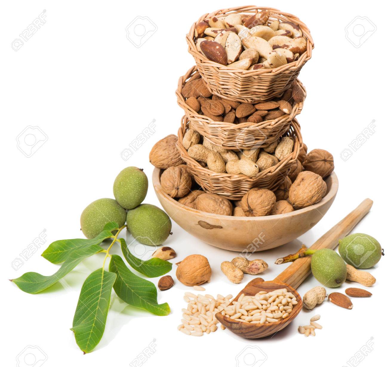 ナッツの品種 ピーナッツ アーモンド クルミ 松の実 ブラジル 白い背景に分離 の写真素材 画像素材 Image